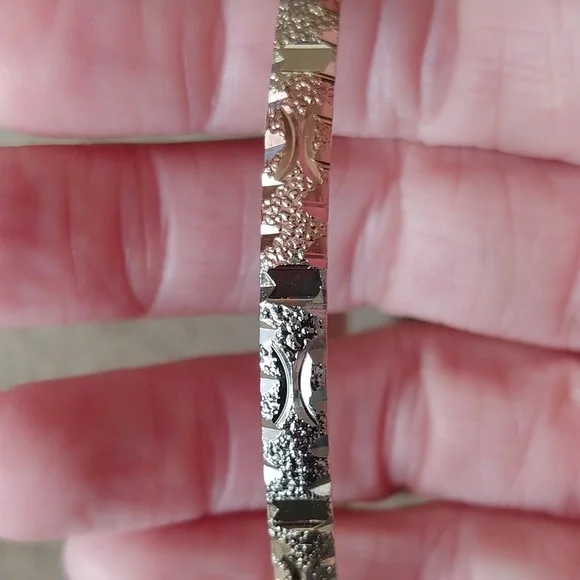 Elegant 7 Gold-Tone Bangle Set - Picture 7 of 7